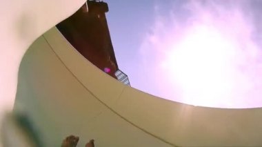 İki çocuk havuzu kapalı aqua Park büyük renkli su slaytlardan kaydırdı.