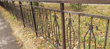 Sonbahar yaprakları dökülüyor. Yerde bir sürü sarı, kırmızı, kestane rengi yaprak var..