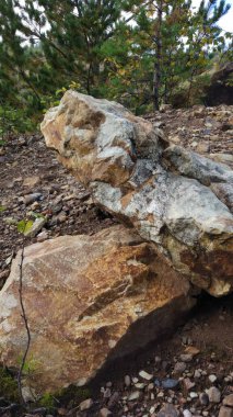 Etrafı su ve ağaçlarla dolu terk edilmiş bir taş ocağı..