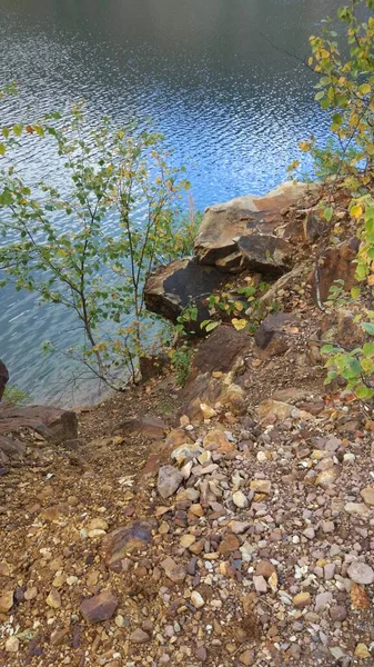 Una Cantera Piedra Abandonada Llena Agua Árboles Alrededor —  Fotos de Stock