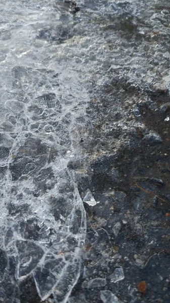 Πρωί Παγετός Χτύπησε Κατεψυγμένες Λιμνούλες Φύλλα Και Αντανακλάσεις Στον Πάγο — Φωτογραφία Αρχείου