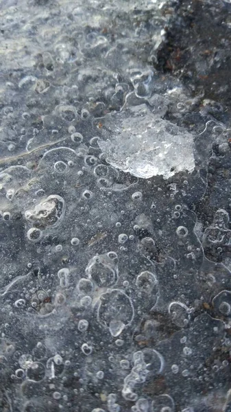 Mattino Gelo Colpito Pozzanghere Foglie Riflessi Congelati Nel Ghiaccio — Foto Stock