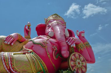 Ganesha(Elephant-Deity) mavi gökyüzü ile en büyük Tayland'da pembe