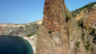 Uçurumun ve deniz manzarasının etrafında uçarak