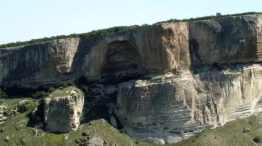 Kuş bakışı bir kayanın içindeki antik bir mağara şehrinin kalıntıları.