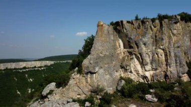 Bir kayanın arkasından İHA uçuşu