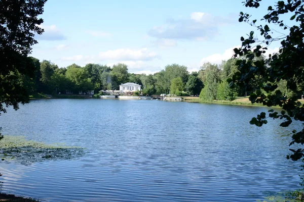 Süßes Haus Ufer Eines Teiches Kuzminki Park — Stockfoto