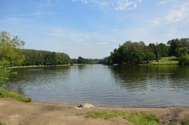 Göletin kenarında yaz günü