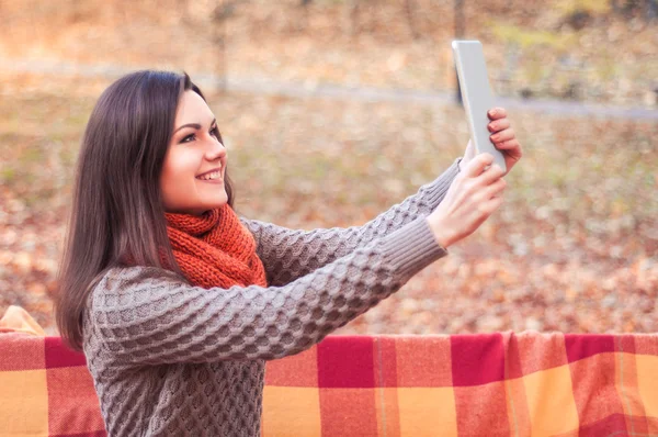 Çekici kadın selfie bir parkta yapma