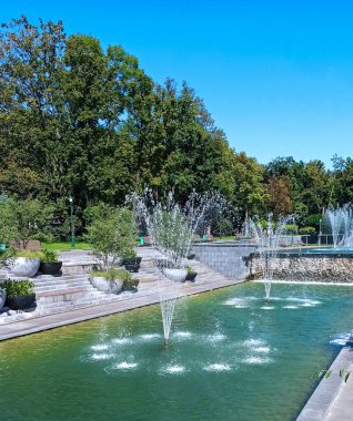 Şehrin parkındaki çeşme.