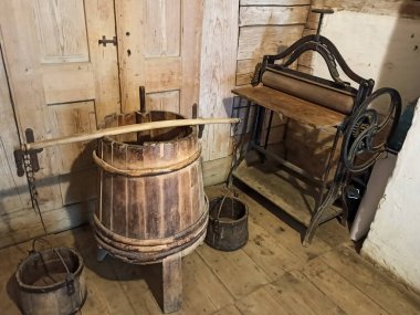 Büyük pencereli eski ahşap ev