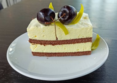 Çikolata soslu kek ve krema.