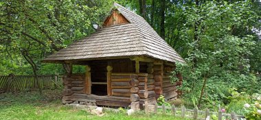 Parktaki eski ahşap ev.