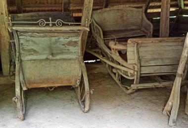 Müzedeki eski ahşap araba.