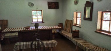 Şehirde terk edilmiş eski bir ev.