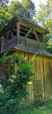 Parktaki eski ahşap ev.