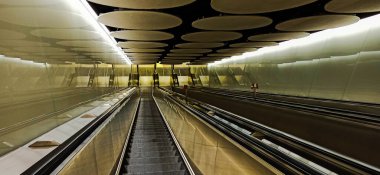 Helsinki metrosunda yürüyen merdiven, Finlandiya