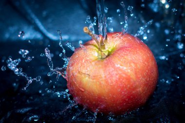 su damlaları içinde elma