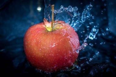 sprey su içinde elma