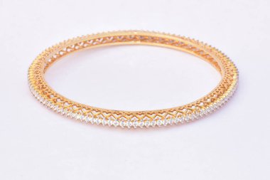 Yıldönümü için altın bilezik 