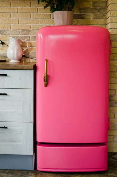 Retro Style Pink Fridge Vintage Kitchen Daylight — Stock Photo, Image