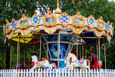 Soğuk havanın başlaması ve mevsimin sona ermesi nedeniyle kapalı çocuk gezileri ve atlıkarıncaları
