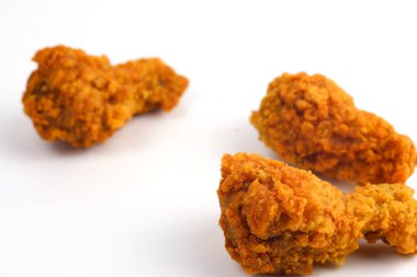 Beyaz bir arka planda gevrek kızarmış tavuk