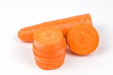 Beyaz arka planda havuçlar