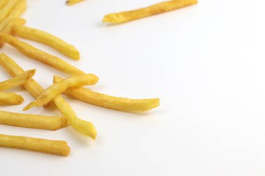 Beyaz arka planda patates kızartması.