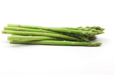 Beyaz arkaplanda yeşil kuşkonmaz