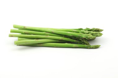 Beyaz arkaplanda yeşil kuşkonmaz