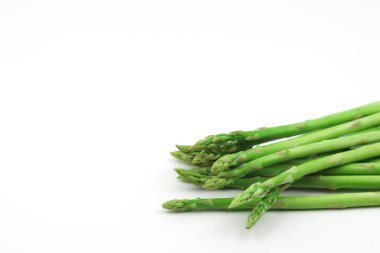 Beyaz arkaplanda yeşil kuşkonmaz