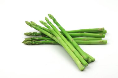 Beyaz arkaplanda yeşil kuşkonmaz