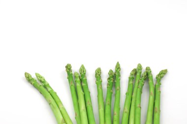 Beyaz arkaplanda yeşil kuşkonmaz