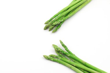 Beyaz arkaplanda yeşil kuşkonmaz