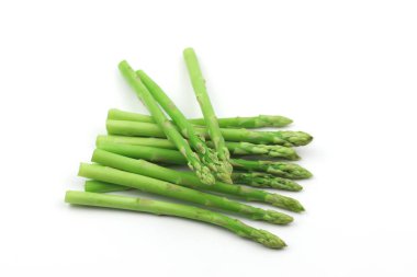 Beyaz arkaplanda yeşil kuşkonmaz