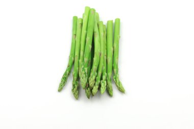 Beyaz arkaplanda yeşil kuşkonmaz