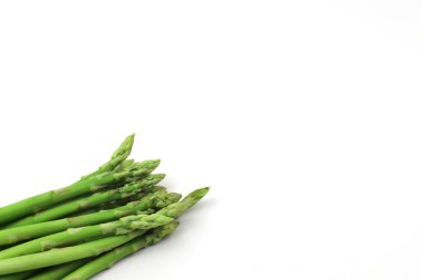 Beyaz arkaplanda yeşil kuşkonmaz