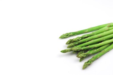 Beyaz arkaplanda yeşil kuşkonmaz