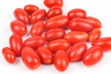 Beyaz arka planda izole edilmiş domatesler.