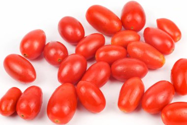 Beyaz arka planda izole edilmiş domatesler.