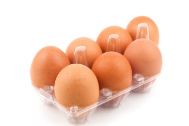Beyaz arka planda izole edilmiş tavuk yumurtaları