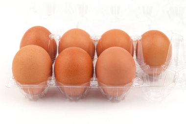 Beyaz arka planda izole edilmiş tavuk yumurtaları