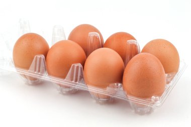 Beyaz arka planda izole edilmiş tavuk yumurtaları