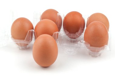 Beyaz arka planda izole edilmiş tavuk yumurtaları