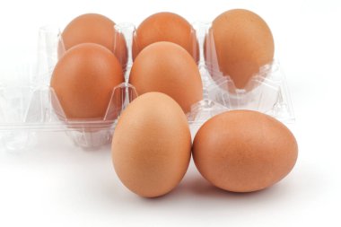 Beyaz arka planda izole edilmiş tavuk yumurtaları