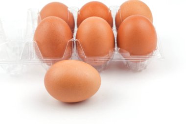 Beyaz arka planda izole edilmiş tavuk yumurtaları