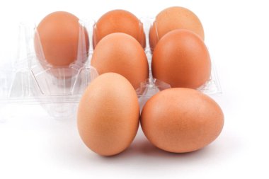 Beyaz arka planda izole edilmiş tavuk yumurtaları