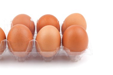 Beyaz arka planda izole edilmiş tavuk yumurtaları