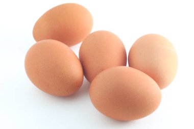 Beyaz arka planda izole edilmiş tavuk yumurtaları